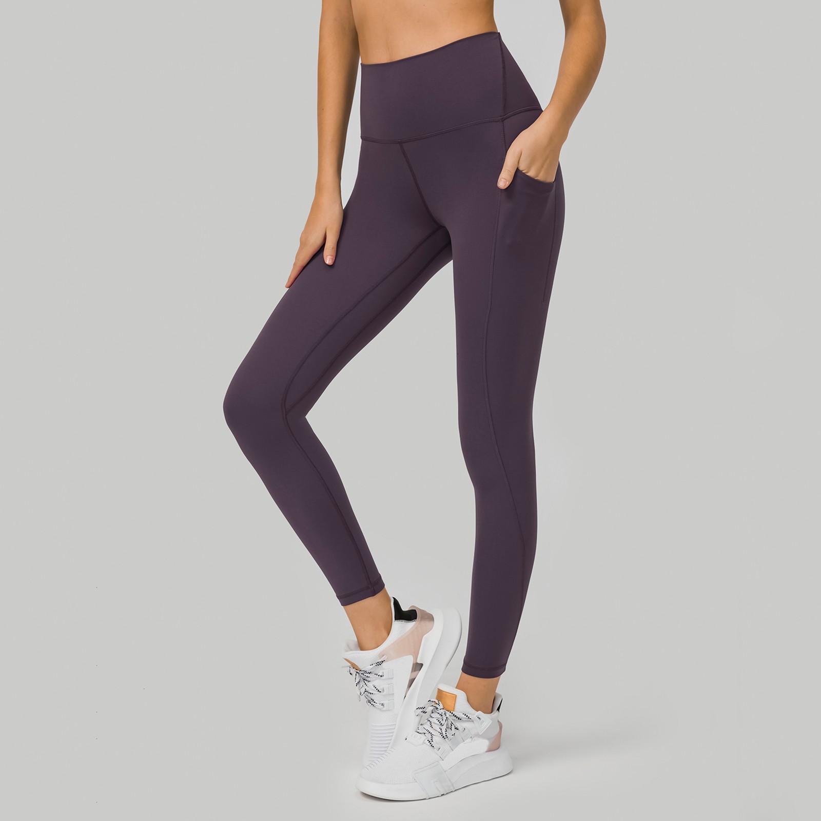 thumbnail image 2 of Pantalones de yoga de alto rendimiento con bolsillos laterales: leggings deportivos, nailon y spandex, ajuste ceñido y sujeción., 2 of 8